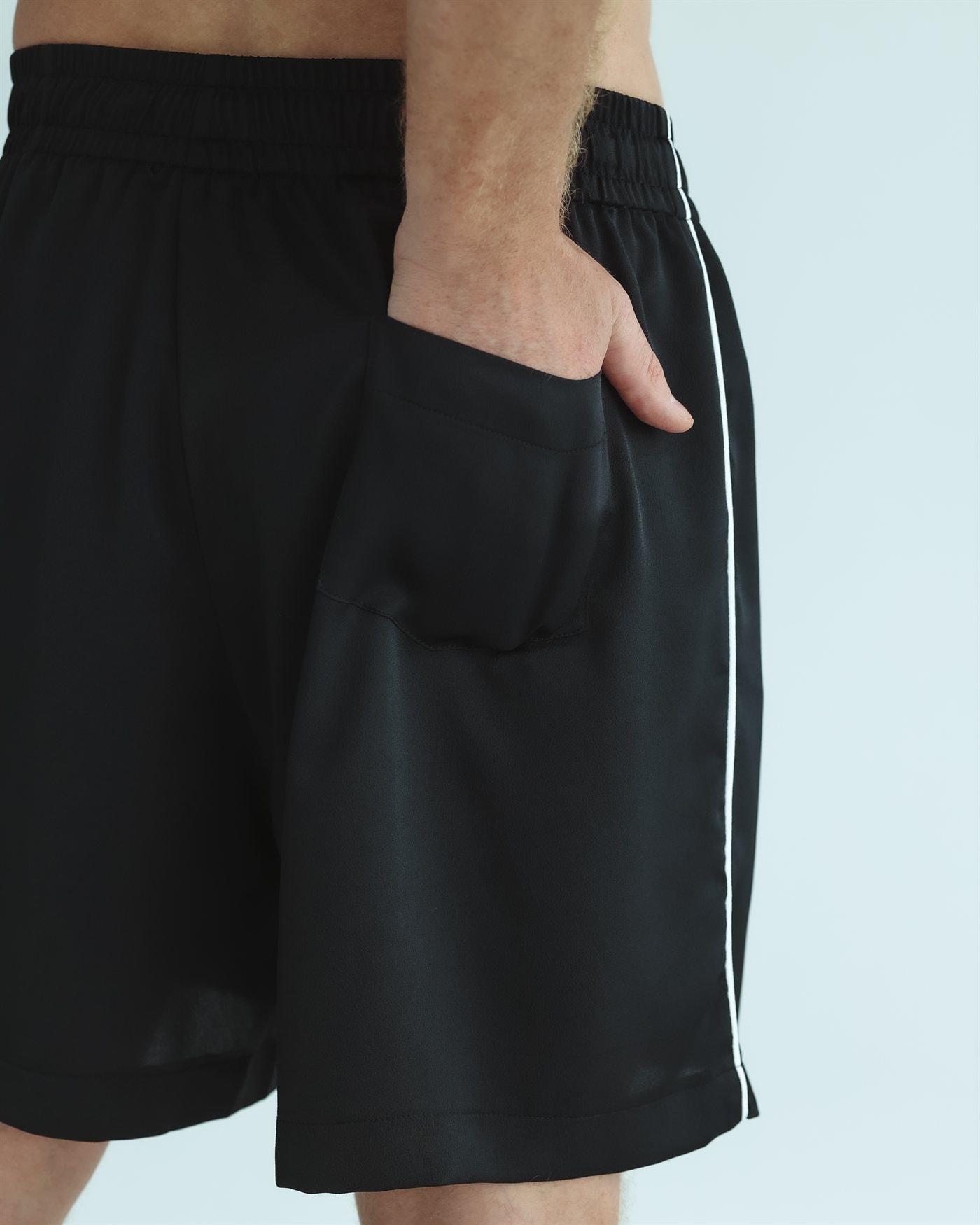 Shorts “Leo” — Black with white line