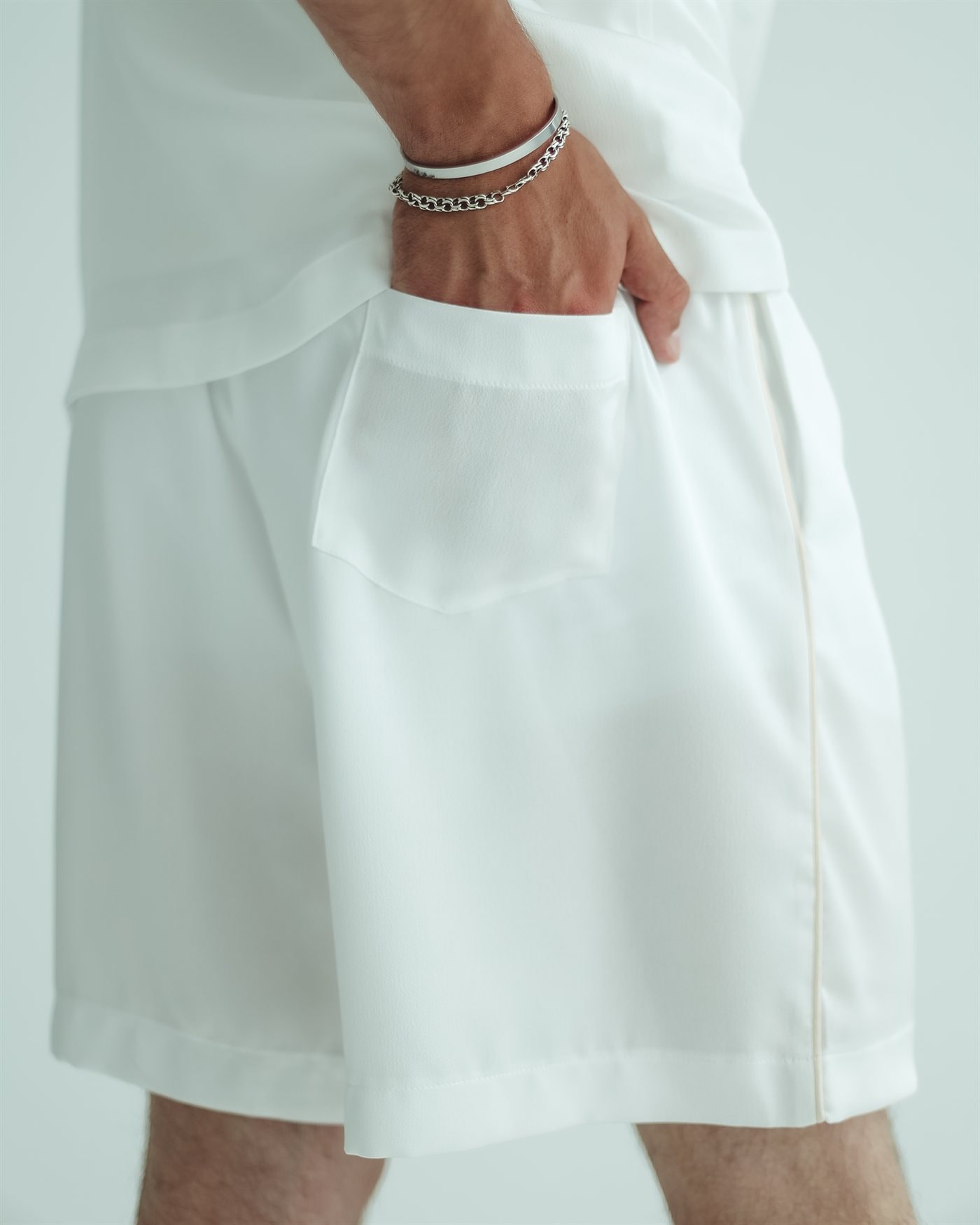 Shorts “Leo” — White with beige line